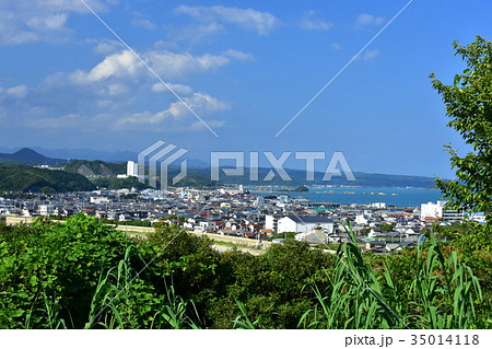 串本町の街並みと橋杭岩 35014118