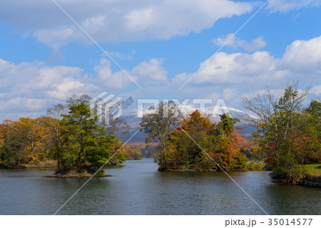 北海道　秋の大沼国定公園と新雪の北海道駒ヶ岳 35014577
