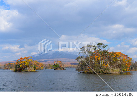 北海道 秋の大沼国定公園と新雪の北海道駒ヶ岳 北海道 秋の大沼国定公園と新雪の北海道駒ヶ岳 35014586