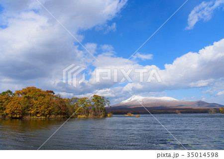北海道　秋の大沼国定公園と新雪の北海道駒ヶ岳 35014598