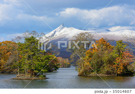 北海道　秋の大沼国定公園と新雪の北海道駒ヶ岳 35014607