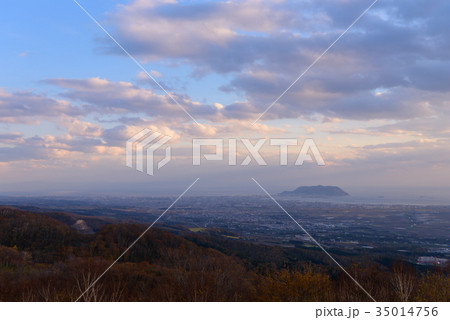 北海道　夕暮れ時の函館　城岱牧場からの風景 35014756
