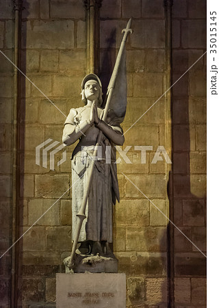 Memorial to Saint Jeanne de Arc at Notre Dame  35015145