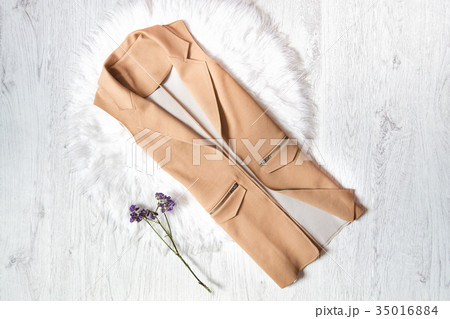 Trench sand color, wild flowers Trench sand color, wild flowers 35016884