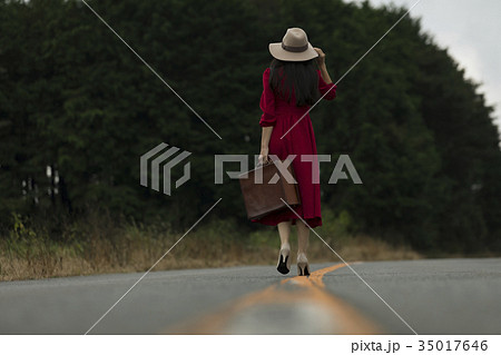 女性　女子旅　一人旅 35017646