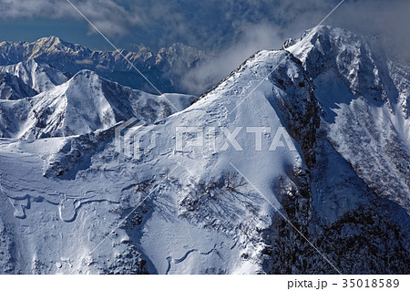 八ヶ岳連峰・横岳稜線から見る大同心の岩峰と阿弥陀岳・南アルプス 35018589