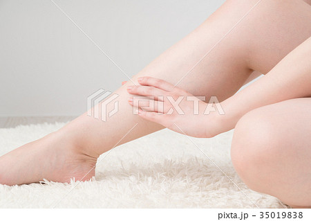セルフマッサージをする女性、ふくらはぎ、脹脛、足、美脚 セルフマッサージをする女性、ふくらはぎ、脹脛、足、美脚 35019838