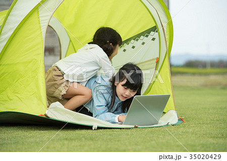 子供 小学生 女の子 キャンプ アウトドア イメージ 35020429