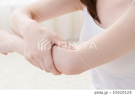 セルフマッサージをする女性 肘 腕の写真素材