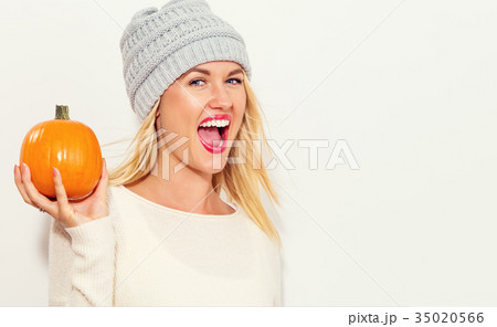 Young woman holding pumpkins 35020566