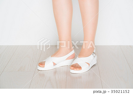 看護師の足 サンダルの写真素材