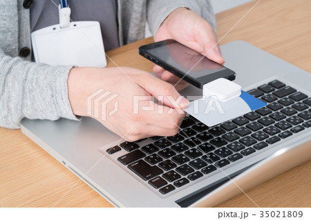 フィンテック、オンライン決済、スマートフォン、男性、モバイル決済 35021809