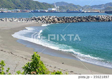 桂浜(下竜頭岬より上竜頭岬方面を望む)(高知県高知市浦戸) 桂浜(下竜頭岬より上竜頭岬方面を望む)(高知県高知市浦戸) 35021897