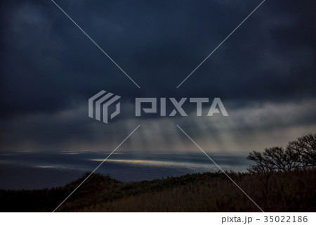 海に差し込む光芒(神秘的イメージ) 海に差し込む光芒(神秘的イメージ) 35022186