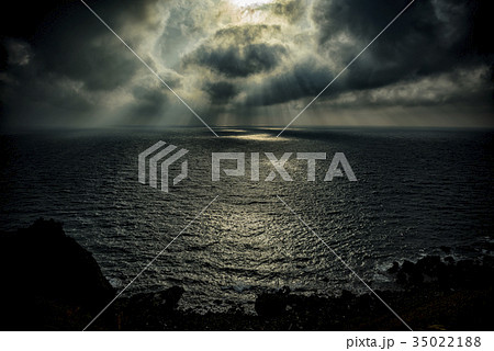 海に差し込む光芒（神秘的イメージ） 35022188