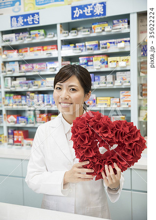 薬局でハートを持つ薬剤師 35022224