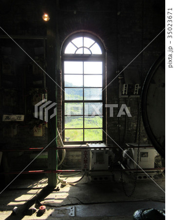 廃屋、絵画風忘れ去られた廃倉庫の窓 35023671