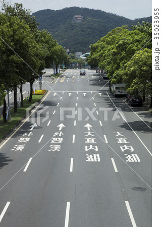 路 道路 柏油路 汽車 交通 馬路 虛線 白線 斑馬線 號誌 指標 箭頭 直 直幅 照片素材 圖片 圖庫