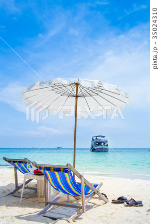 Sun loungers and beach umbrellas on the beach Sun loungers and beach umbrellas on the beach 35024310