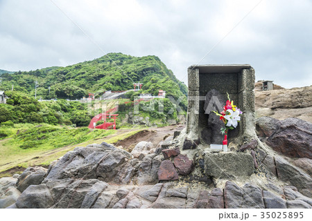 岩上の祠越しに元乃隅稲成神社を見る 35025895