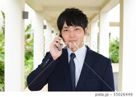 スマートフォンで通話中のビジネスマン 35026449