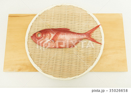 竹ざるに載った金目鯛 35026658