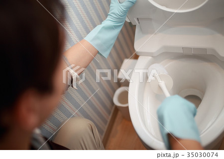トイレ掃除 (清掃 男性 顔なし ボディパーツ 便所 パパ 主夫 家事 タワシ ブラシ ゴム手袋) トイレ掃除 (清掃 男性 顔なし ボディパーツ 便所 パパ 主夫 家事 タワシ ブラシ ゴム手袋) 35030074