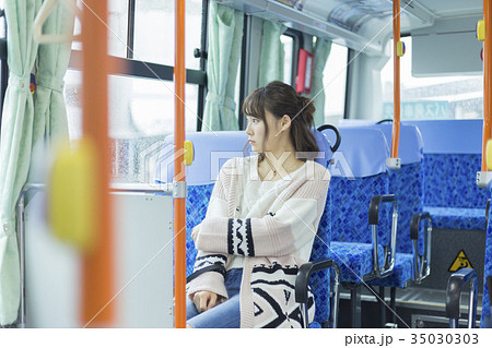 バスに乗っている女性 バスに乗っている女性 35030303