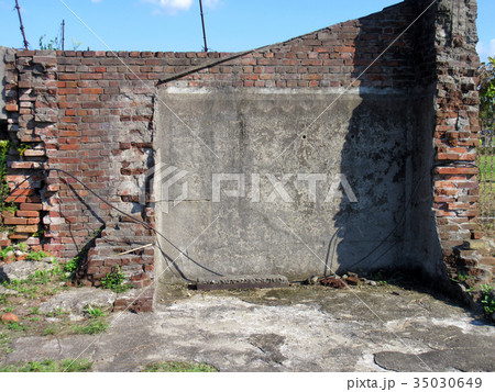 コピースペースのある背景、崩れたれんがの壁 コピースペースのある背景、崩れたれんがの壁 35030649