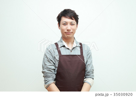 主夫 (カメラ目線 コピースペース 上半身 エプロン カジュアル 家事 男性 30代 父親 パパ) 35030920