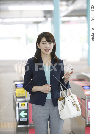 通勤　駅　改札　自動改札　撮影協力「京王電鉄株式会社」 35031108