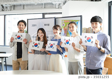 語学学校 韓国語 国旗を掲げる学生たち 語学学校 韓国語 国旗を掲げる学生たち 35031255