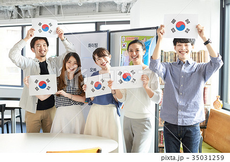 語学学校 韓国語 国旗を掲げる学生たちの写真素材