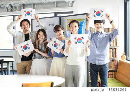 語学学校　韓国語　国旗を掲げる学生たち 35031261