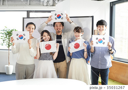 語学学校 国旗を掲げる学生たち 韓国 日本 語学学校 国旗を掲げる学生たち 韓国 日本 35031267