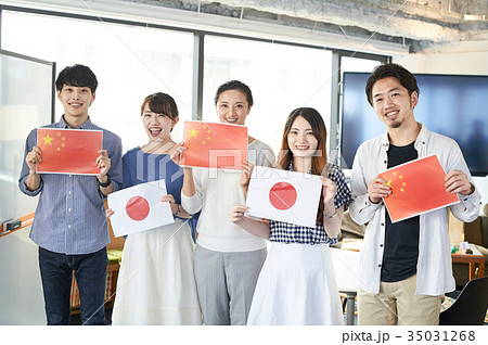 語学学校 国旗を掲げる学生たち 中国 日本 語学学校 国旗を掲げる学生たち 中国 日本 35031268
