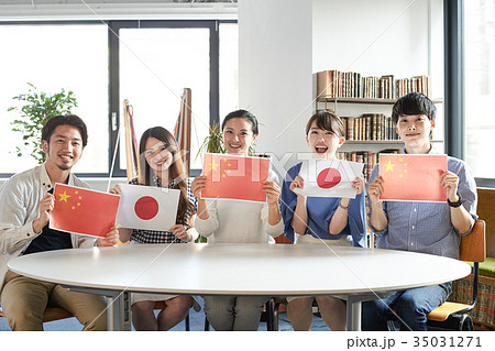 語学学校　国旗を掲げる学生たち　中国　日本 35031271