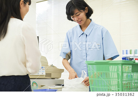 コンビニで働く女性 35031362