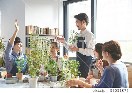 カルチャースクール　寄せ植え　講師　受講生 35031372