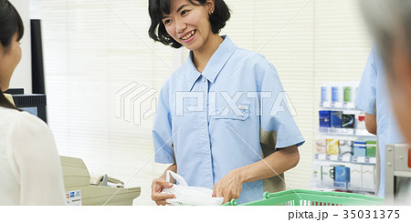 コンビニで働く女性 35031375