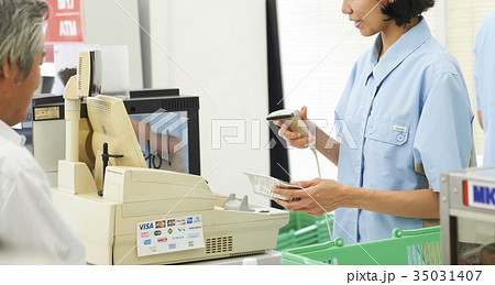 コンビニで働く女性 コンビニで働く女性 35031407
