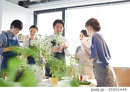 カルチャースクール　寄せ植え　講師　受講生 35031444