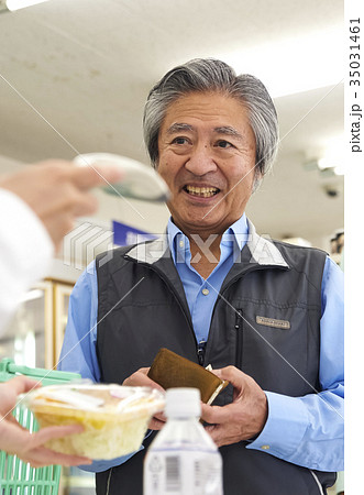 コンビニのレジに並ぶお客 コンビニのレジに並ぶお客 35031461