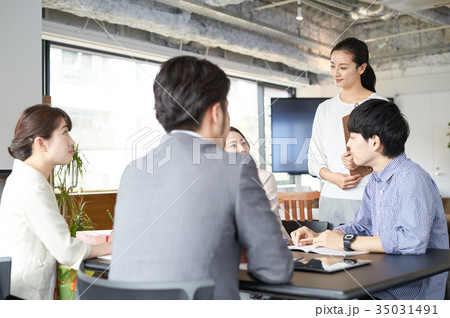 語学学校　授業　講師　学生 35031491