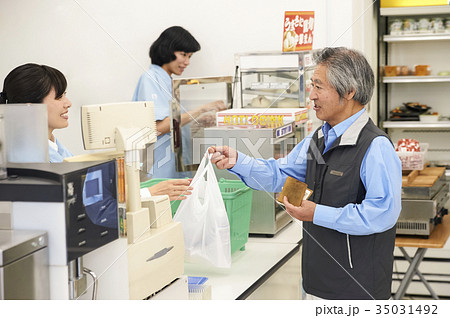コンビニのレジに並ぶお客 コンビニのレジに並ぶお客 35031492