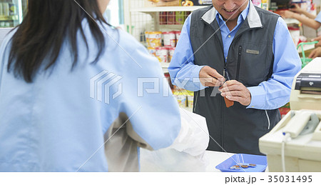 コンビニのレジに並ぶお客 35031495