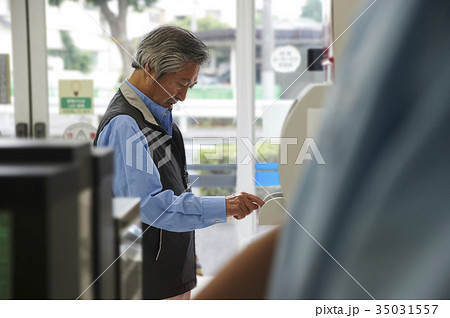 コンビニのATMを使う男性 35031557