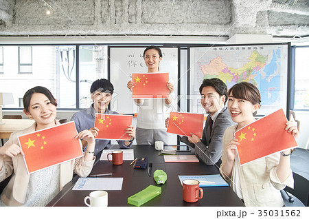 語学学校 国旗を掲げる学生たち 中国 語学学校 国旗を掲げる学生たち 中国 35031562