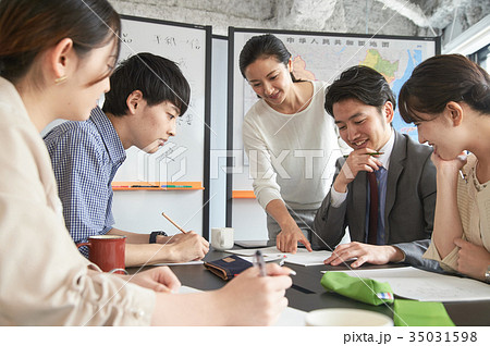 語学学校　講師　学生　中国語 35031598