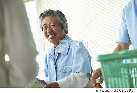 コンビニで働くシニア 35031599